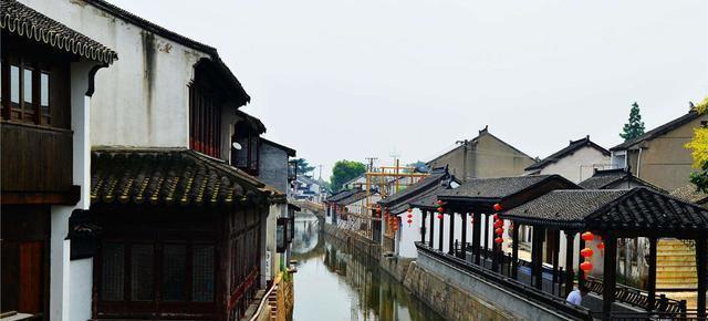 淮海战役庆功宴,一副司令当众掀桌离席,邓公笑道:随他去吧